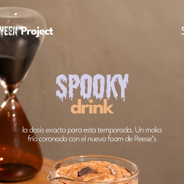 Spooky drink: moka frío con foam de Reese's junto a un reloj de arena