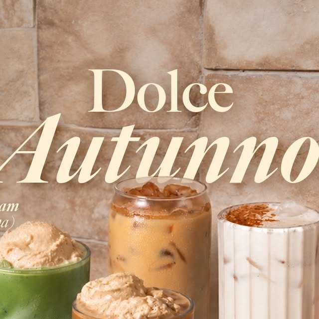 Tres bebidas de la colección Dolce Autunno frente a una pared de piedra: matcha con espuma, latte frío de calabaza y chai con canela