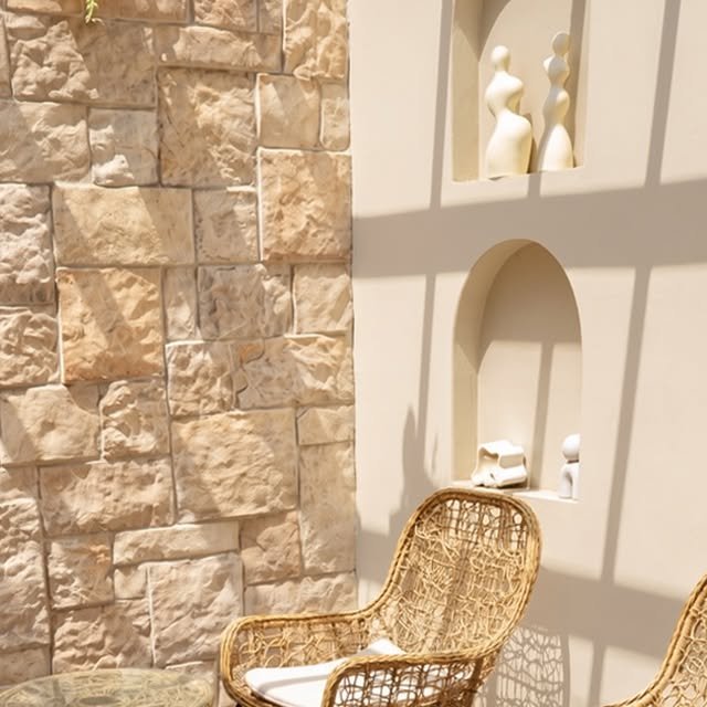 Publicación: terraza con muro de piedra y sillas de mimbre