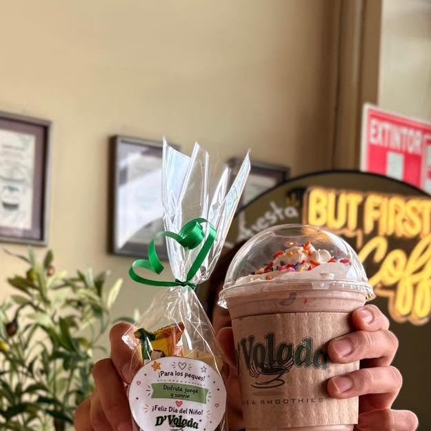 Frappé con chispas de colores y bolsita de dulces del Día del Niño