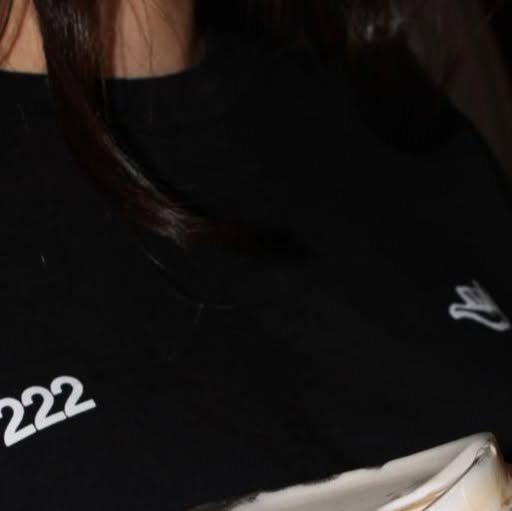 Playera negra con el shaka bordado, de la nota de ERRR Magazine