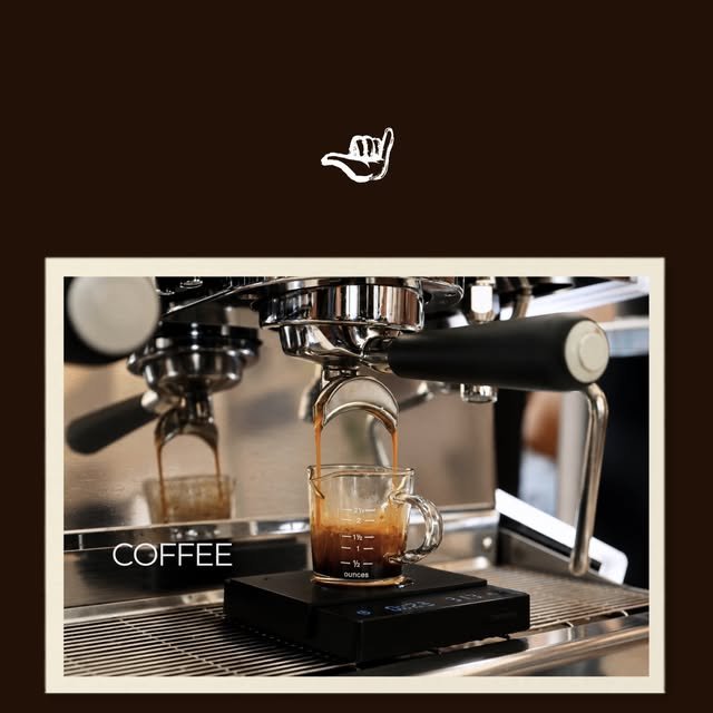 Máquina de espresso sirviendo un shot en jarra medidora sobre báscula