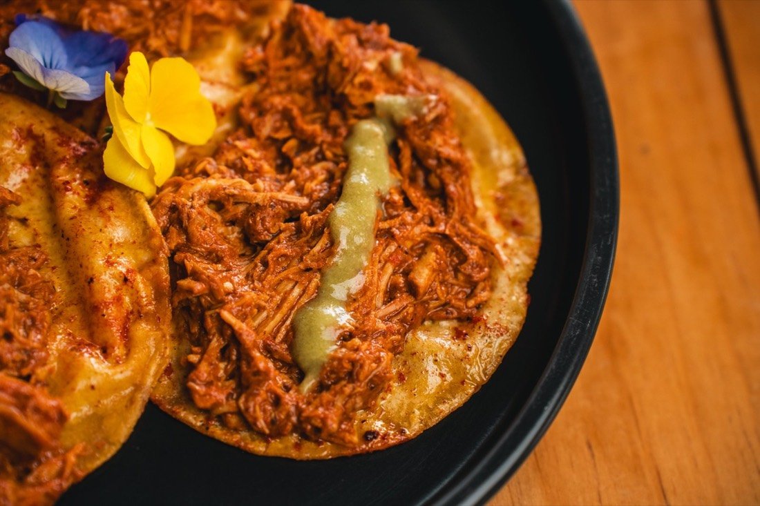 Plato de cochinita pibil deshebrada con salsa